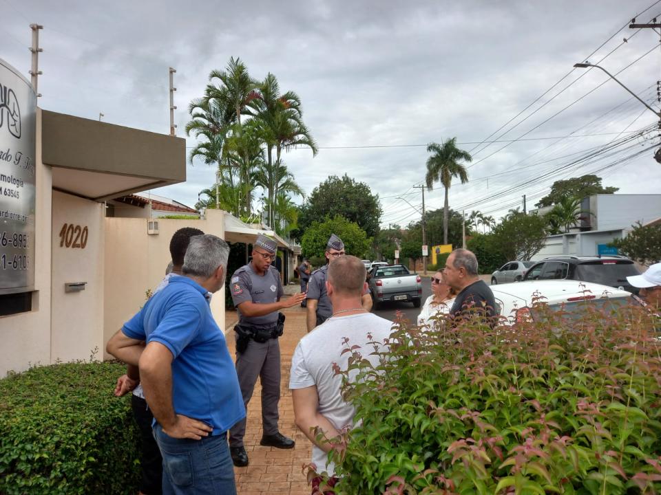 Foto 7 de 8 — Motoristas por aplicativos realizam ‘buzinaço’ em frente ao local onde profissional foi agredido